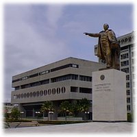 Estatua de Bento Juarez en la Biblioteca nacional